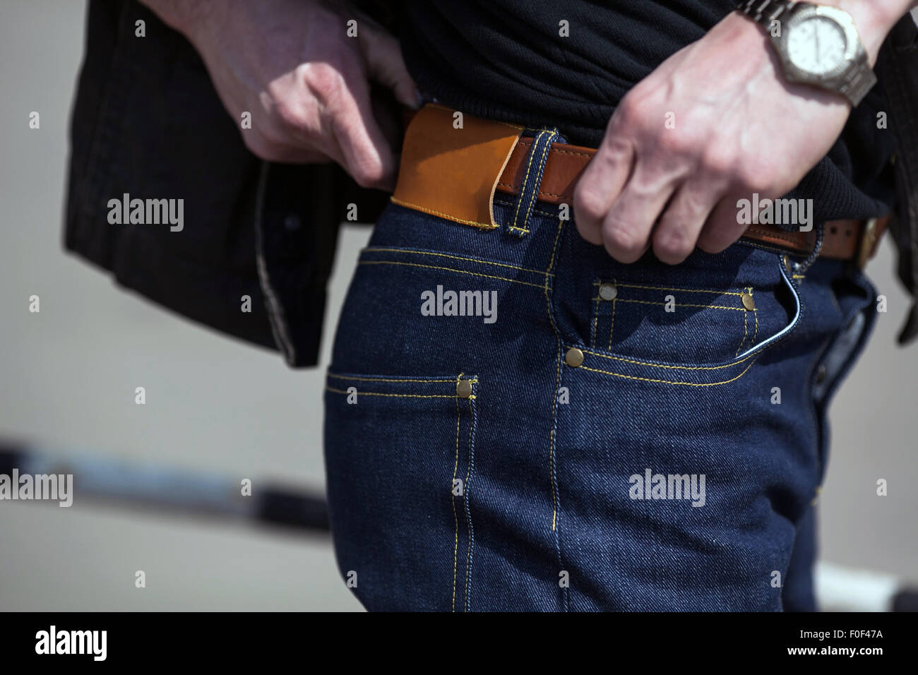 L'uomo vestito di jeans, un close-up shot Foto Stock