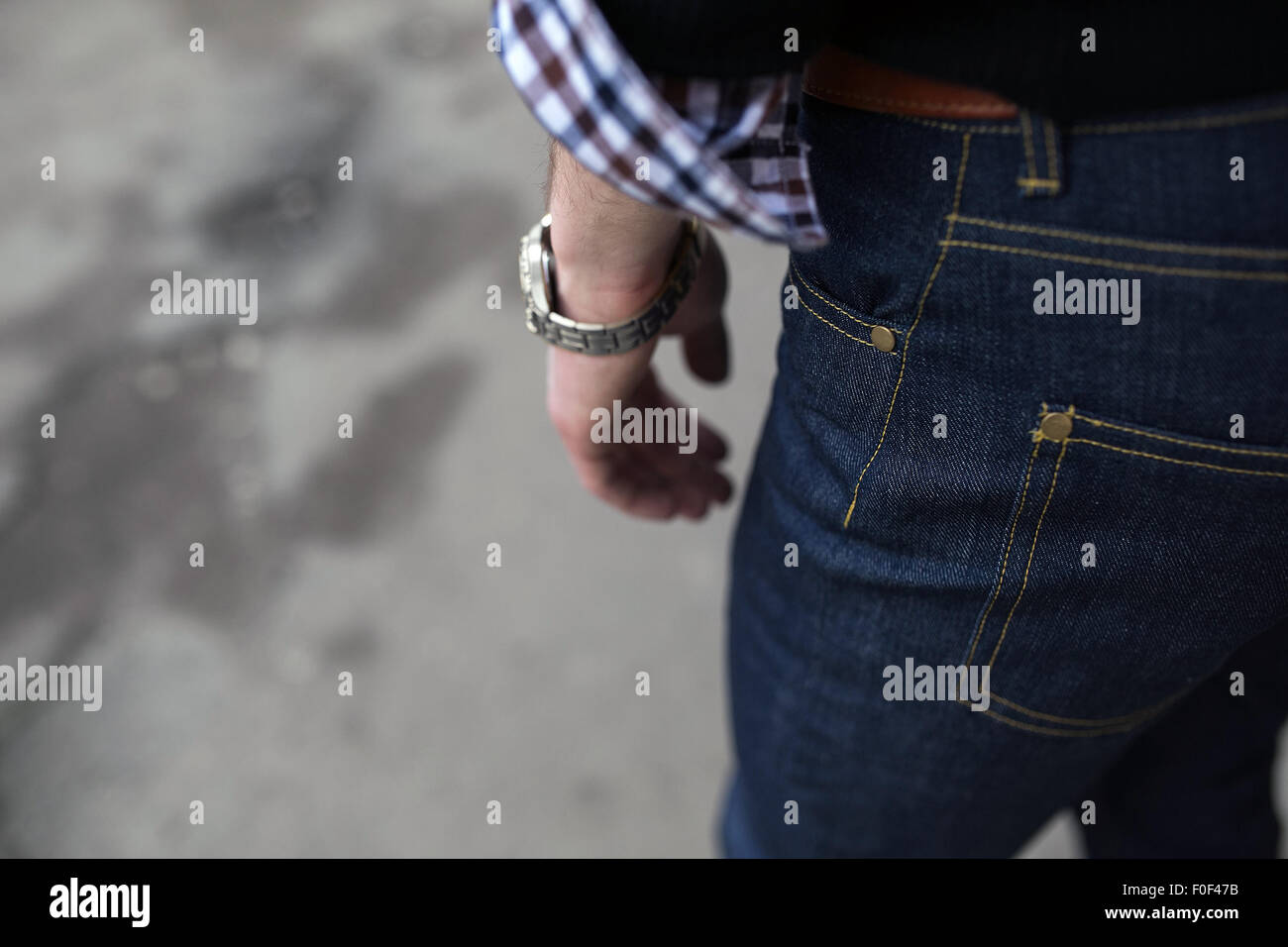 L'uomo vestito di jeans, un close-up shot Foto Stock
