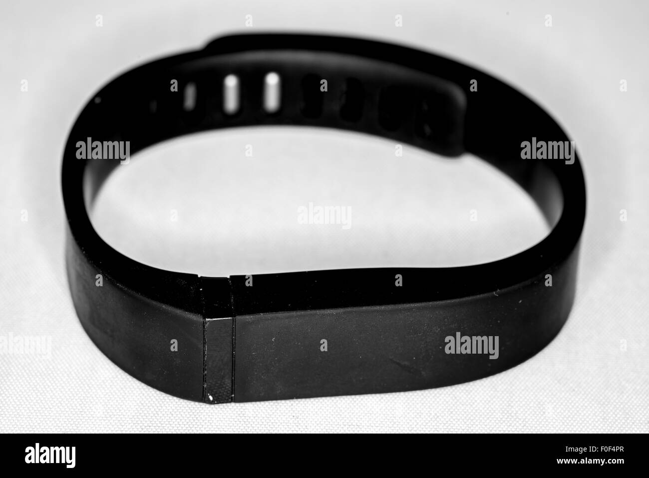 Un nero attività Fitbit tracker su sfondo bianco Foto Stock