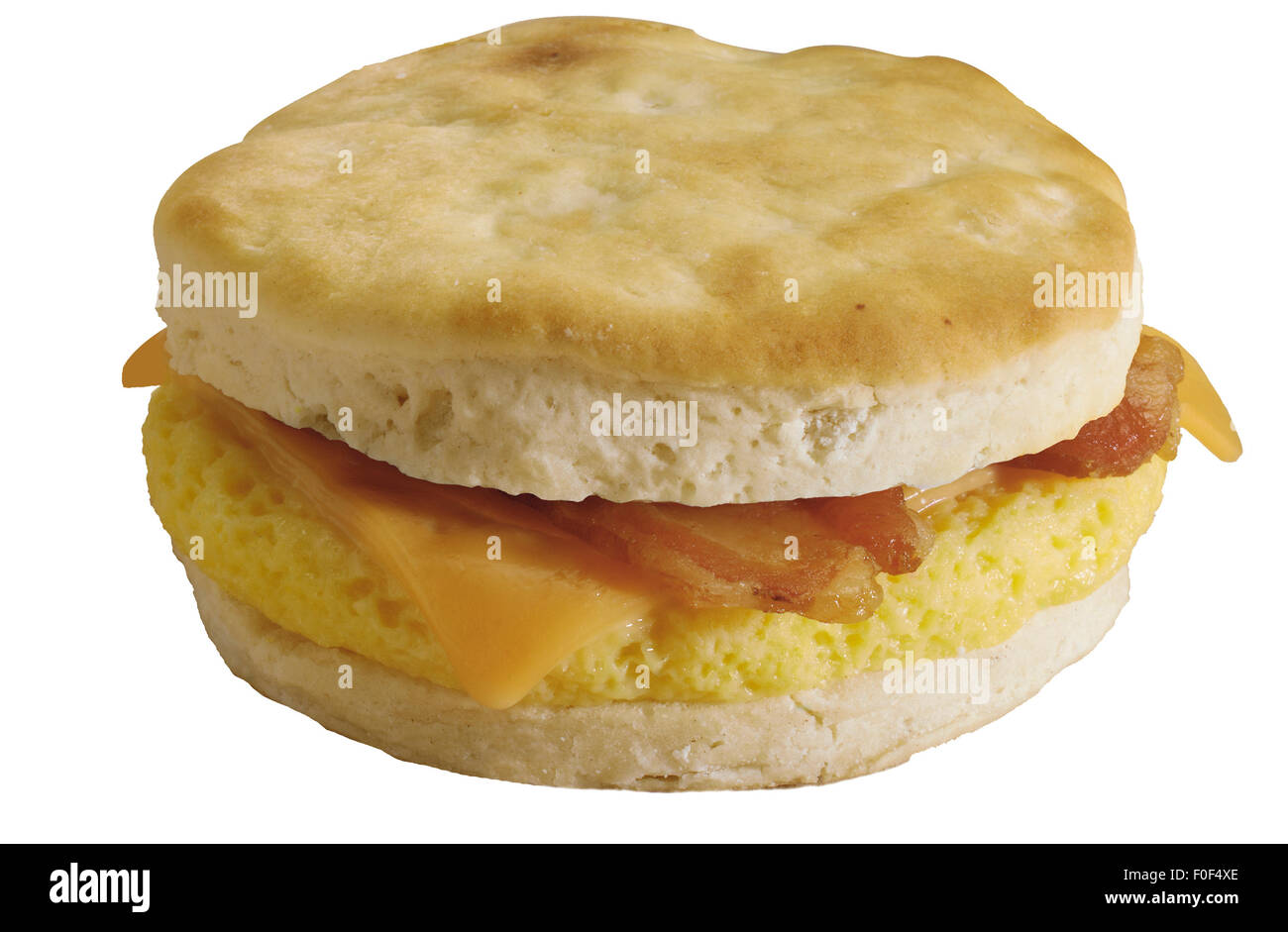 La colazione panino, biscotti, formaggio, uova strapazzate e pancetta Foto Stock