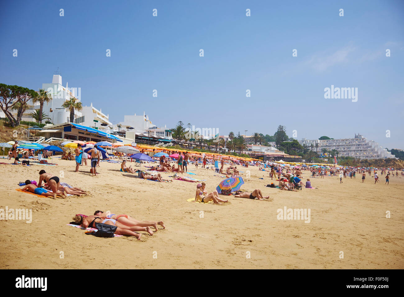 La piccola spiaggia di Praia da Oura, Albufeira Algarve Portogallo Foto Stock