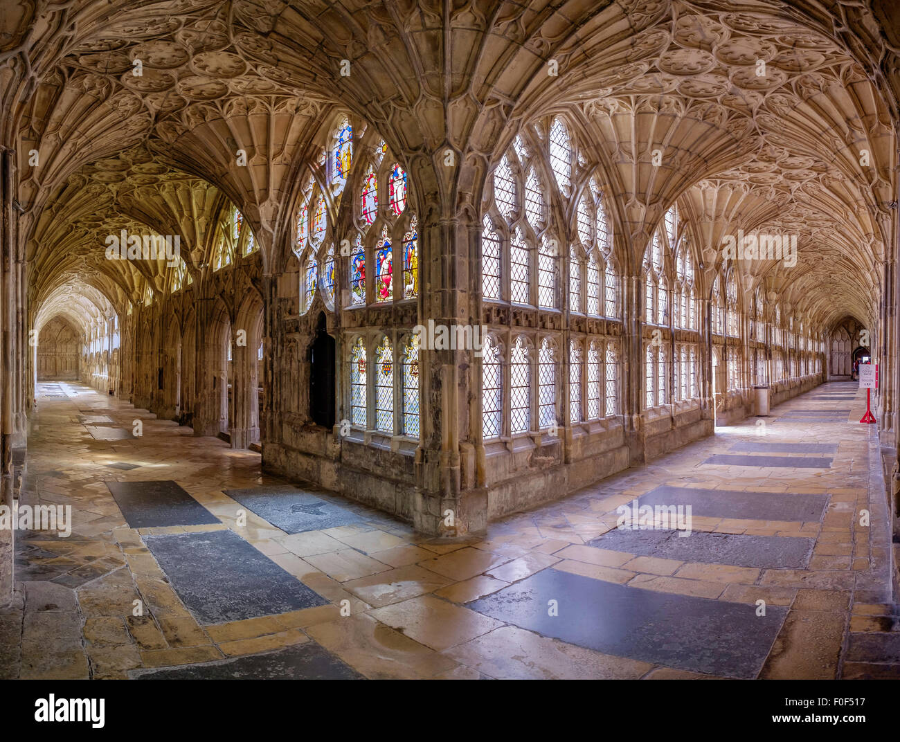 Nel chiostro della cattedrale di Gloucester, Gloucestershire England Regno Unito. I monaci della Cattedrale ha camminato nei chiostri mentre pregava Foto Stock