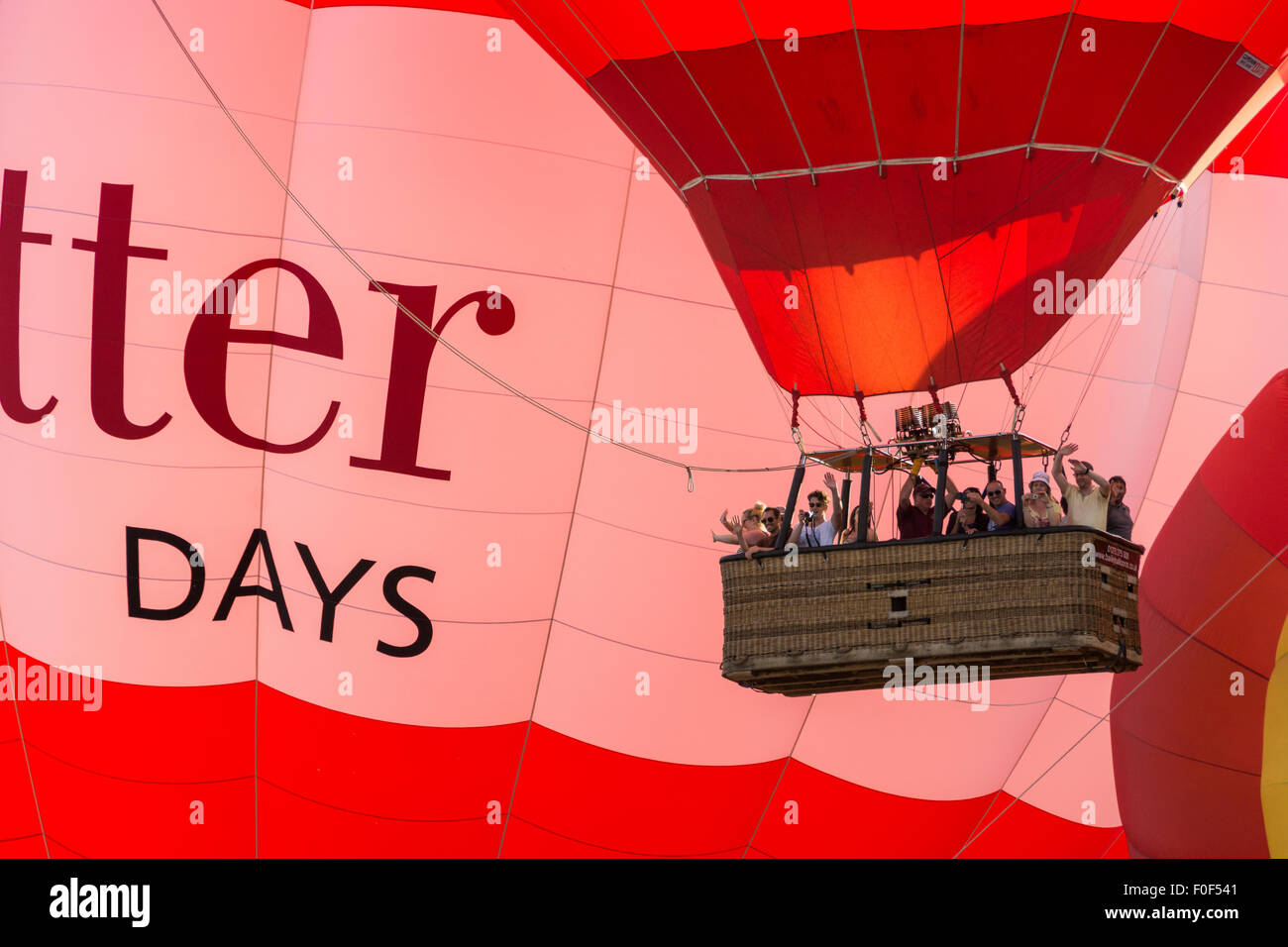 Cesto pieno di gioiosa passeggeri solleva al trentasettesimo "Bristol Balloon Fiesta, Foto Stock