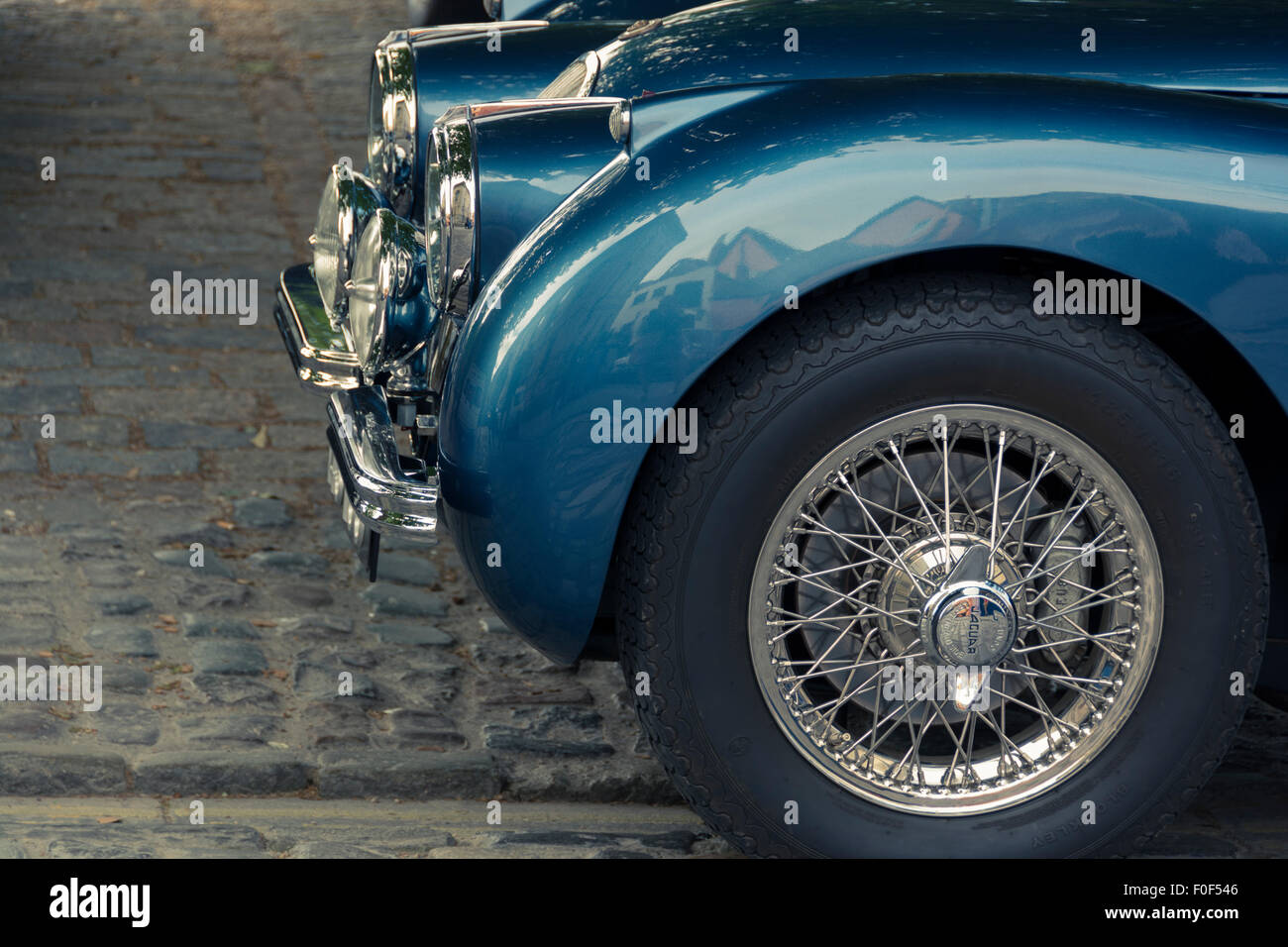 Classic Jaguar auto presso un'auto d'epoca si incontrano a Queen Square Bristol Foto Stock