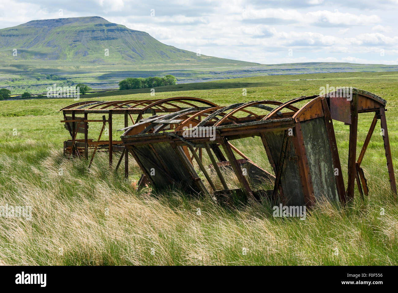 Abbandonato un carro merci su scale Moor, guardando verso Ingleborough, Yorkshire Dales National Park, Inghilterra Foto Stock