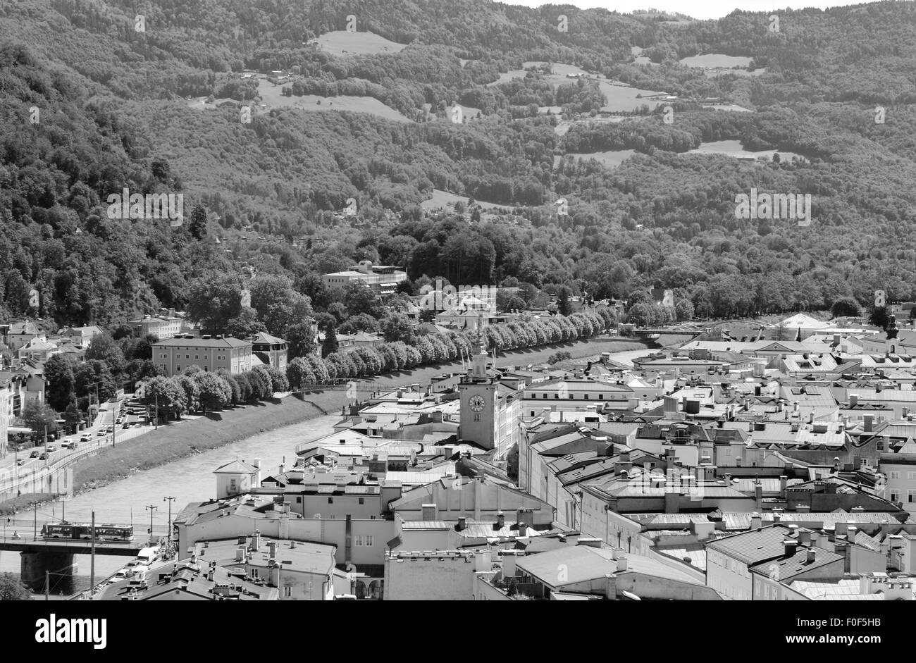 Fiume Salzach e la Città Vecchia di Salisburgo si trovano tra le verdi colline boscose in Austria. Foto Stock