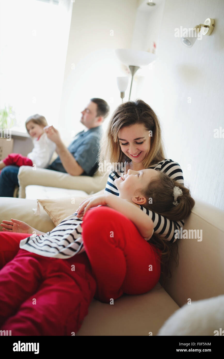 Bella madre e figlia a casa Foto Stock