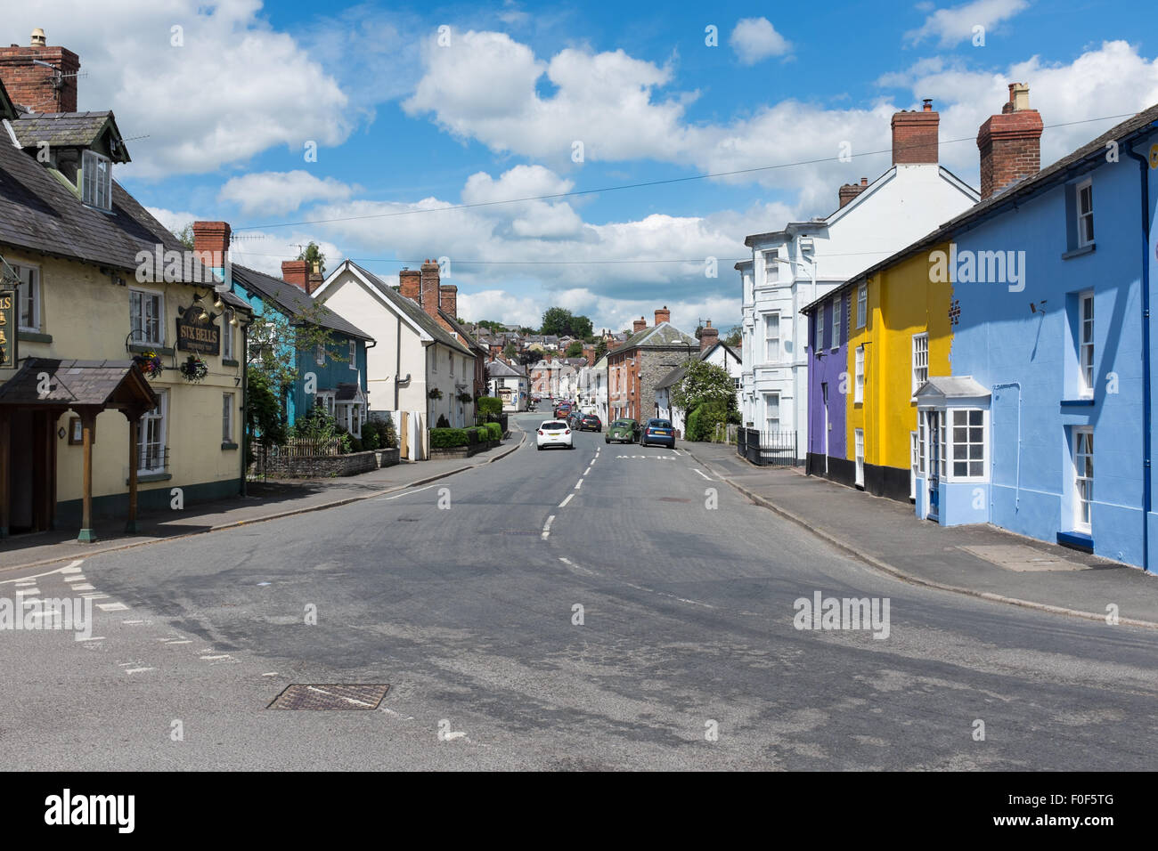 Dipinto luminosamente case in Church Street, Castello vescovile, Shropshire Foto Stock