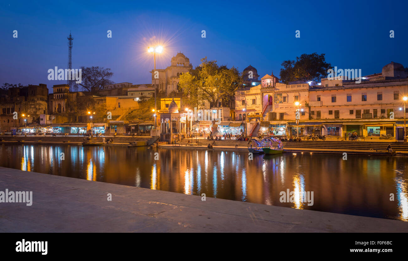 Inizio serata nel santo indù città di Chitrakoot sul fiume Mandakini nel Madhya Pradesh, India Foto Stock