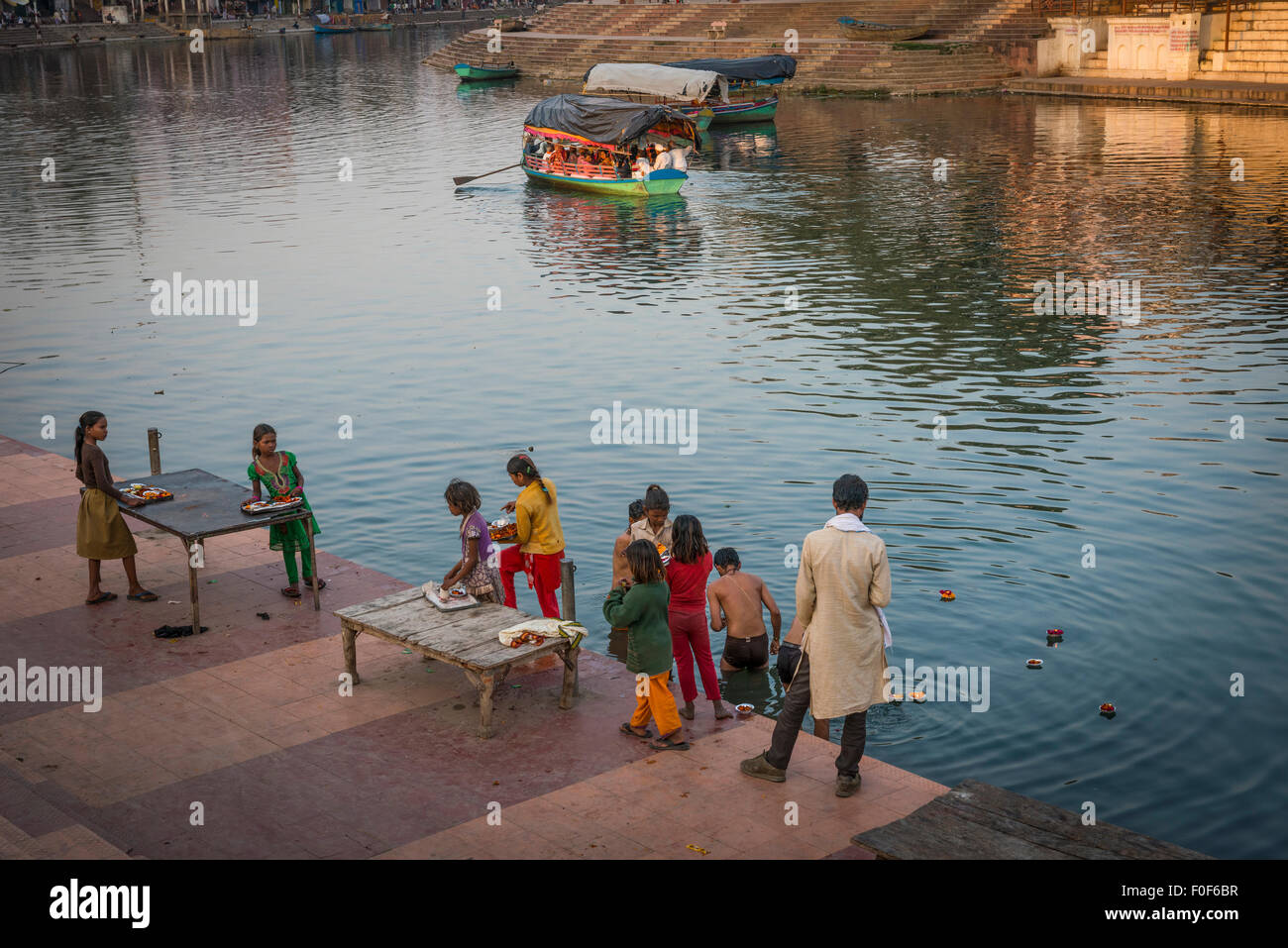 Giovani ragazze indiani vendono offerte votive per immissione nel fiume Mandakini a Chitrakoot, (Chitrakut), Madhya Pradesh, India Foto Stock