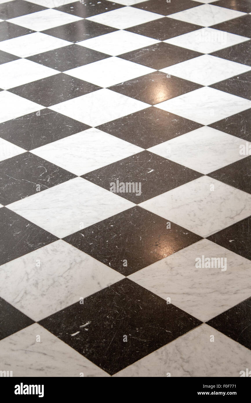 Pavimento con piastrelle bianche e nere Foto stock - Alamy