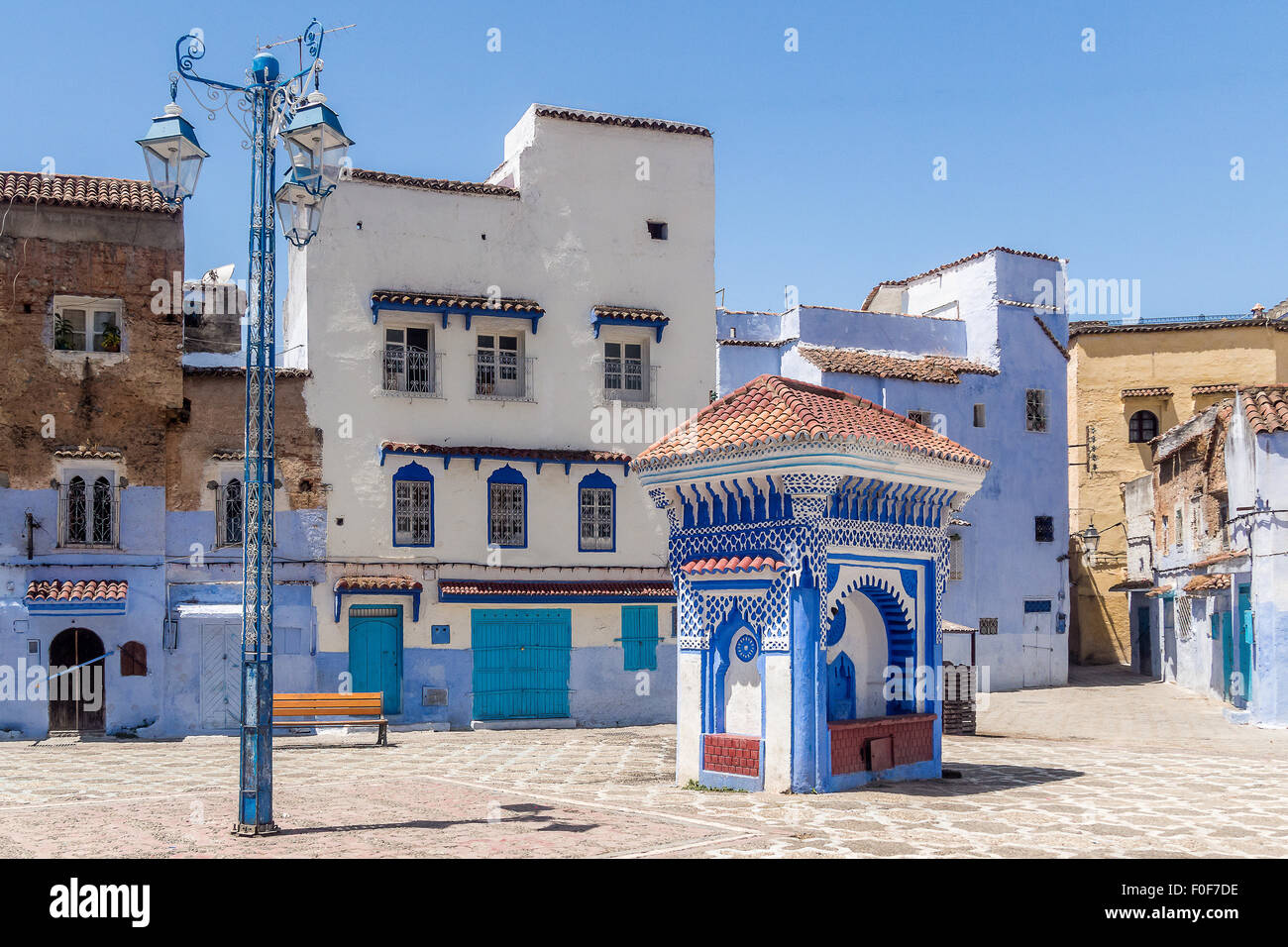 La fontana della Plaza El Hauta, quadrato nella medina di Chefchaouen, Nord del Marocco Foto Stock
