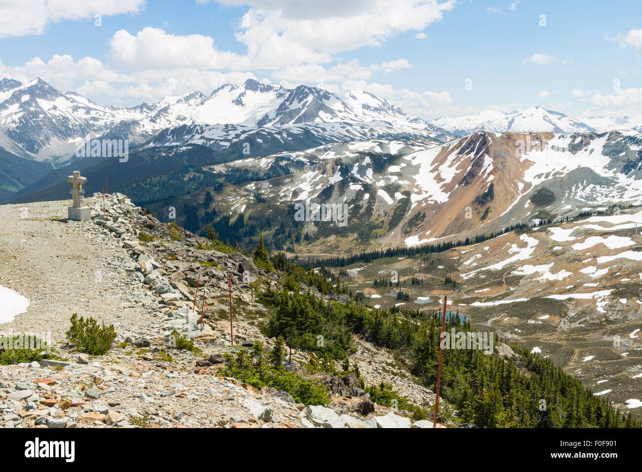 Inuksuk armonia sulla cresta che domina sun bowl in estate su Mathew la strada traversa, Whistler Mountain Whistler, BC, Canada Foto Stock