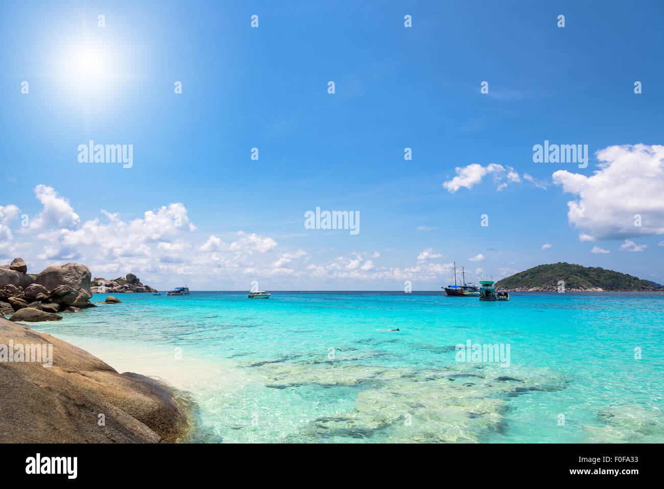 Splendidi paesaggi di sun sul cielo sopra il mare e la spiaggia in estate a Koh Miang è un isola di attrazioni famose per le immersioni Foto Stock
