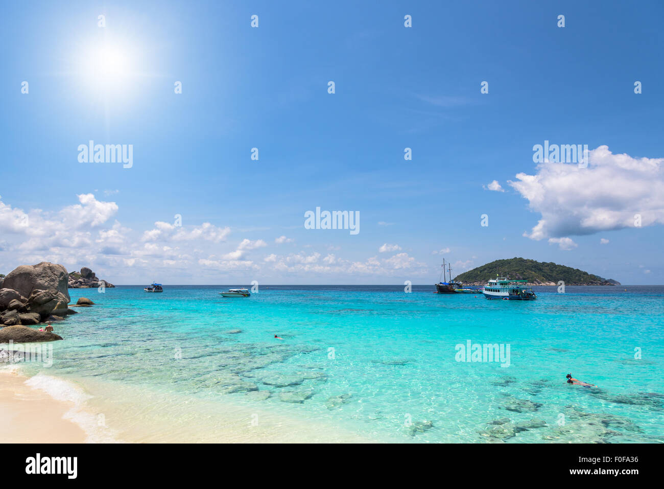 Splendidi paesaggi di sun sul cielo sopra il mare e la spiaggia in estate a Koh Miang è un isola di attrazioni famose per le immersioni Foto Stock