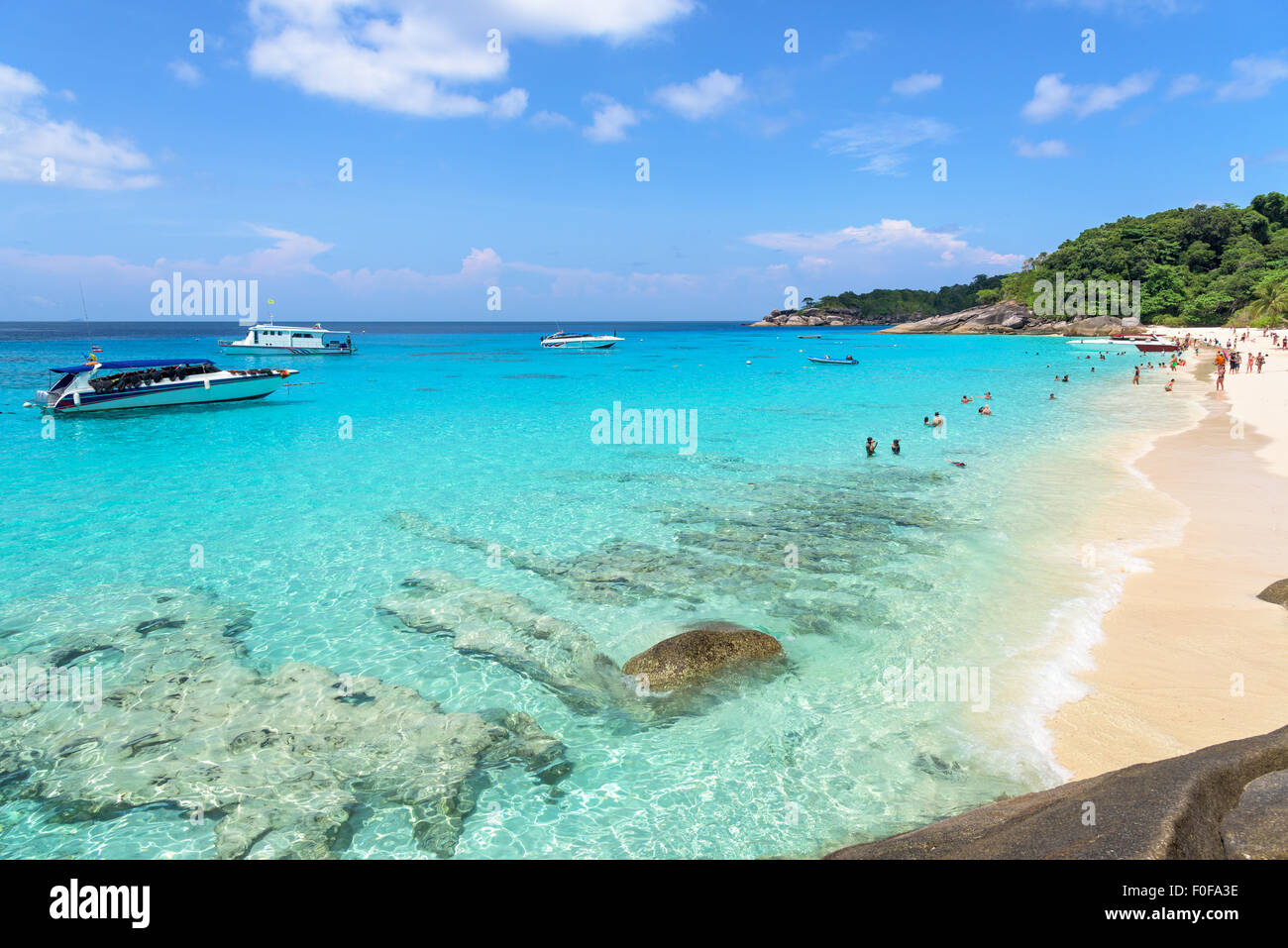 Splendidi paesaggi del cielo sopra il mare e i turisti sulla spiaggia in estate a Koh Miang è un isola di attrazioni famose Foto Stock