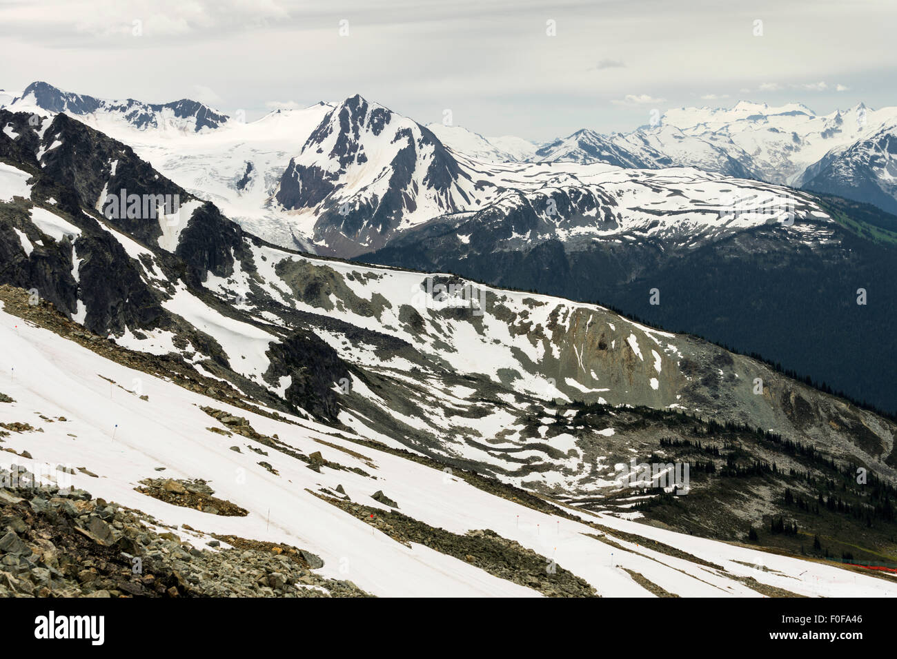 Scena alpina di Overlord Glacier, sinistra, visto da vicino il rifugio Horstman sul Monte Blackcomb, Whistler, BC, Canada Foto Stock