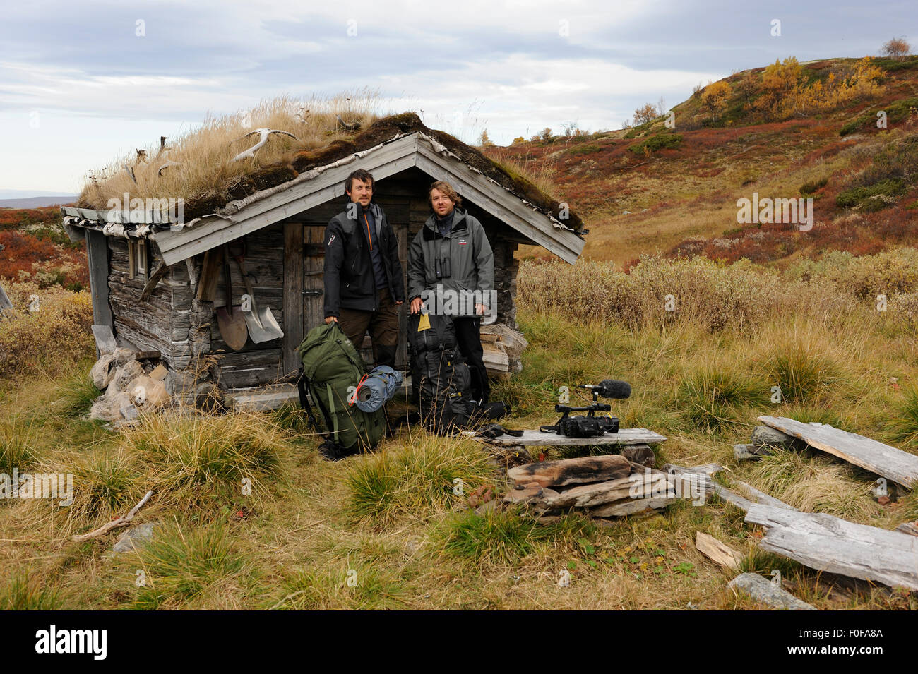 Fotografo, Vincent Munier e Laurent Joffrion, in piedi al di fuori del piccolo tradizionale tetto di erba capanna, Forollhogna National Park, Norvegia, sulla posizione per meraviglie selvatiche di Europa, Settembre 2008 Foto Stock