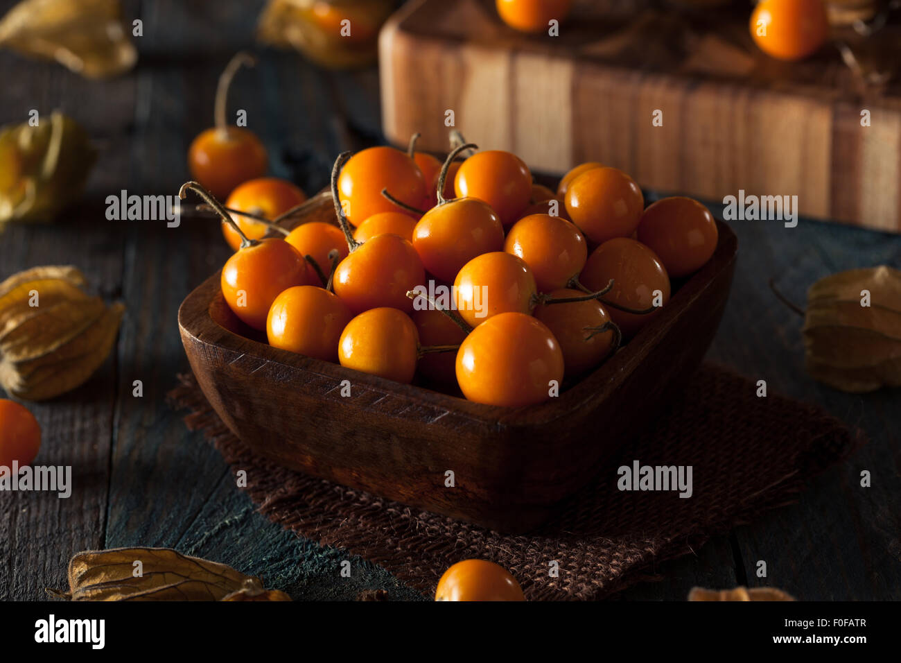 Colore arancione organico Ribes del capo in una ciotola Foto Stock