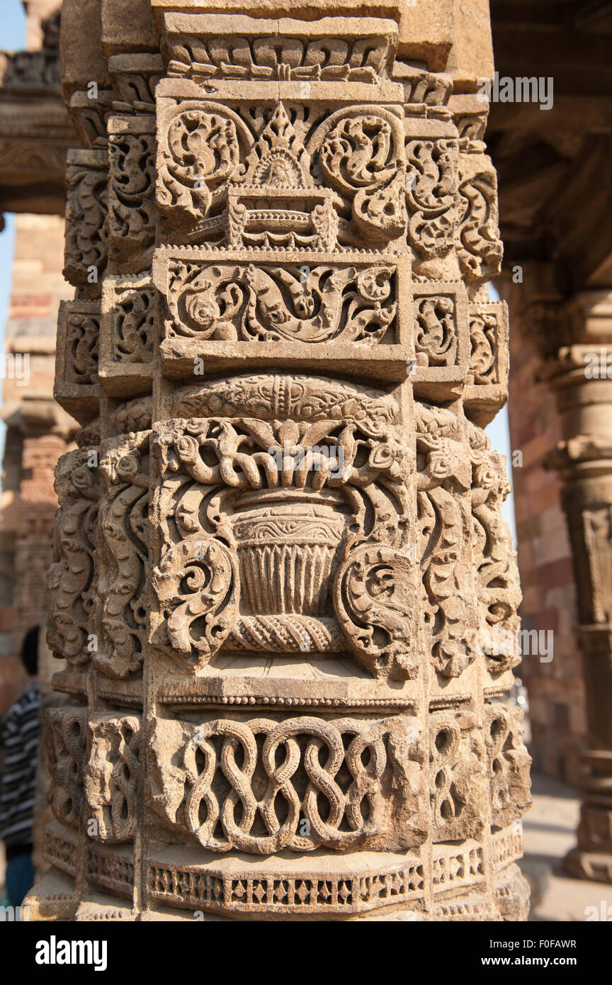 Delhi, India. Qutub Minar - Quwwat-ul-Islam moschea. Lavori decorativi in pietra su un pilastro. Foto Stock