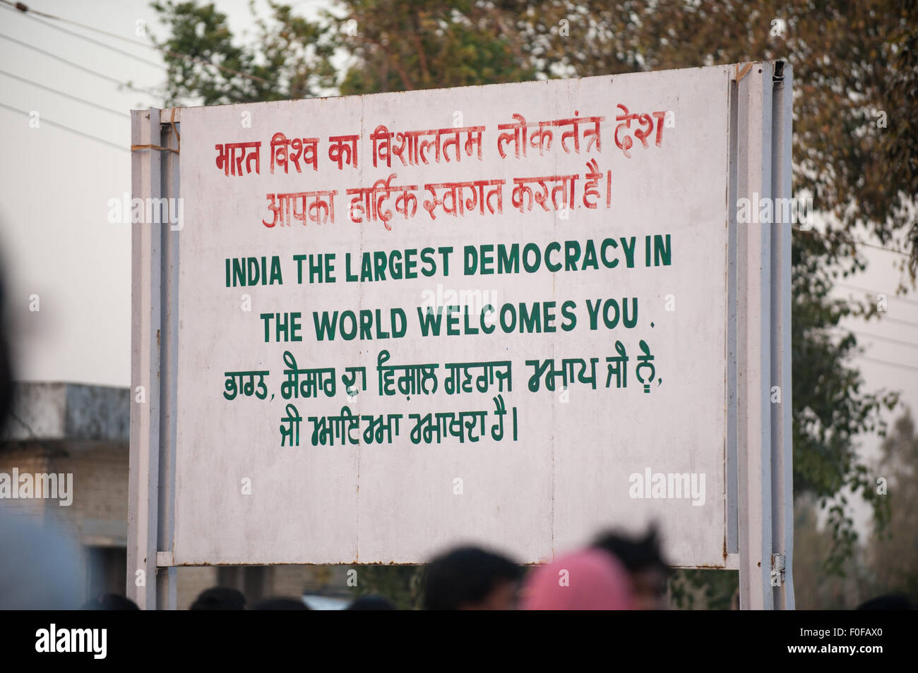 Amritsar Punjab, India. Segno: 'l'India la più grande democrazia del mondo vi accoglie' al solo terra di frontiera al Pakistan, scritto in hindi e l inglese e Punjabi. Foto Stock