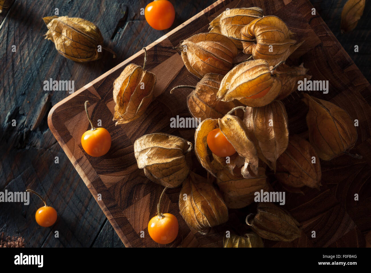 Colore arancione organico Ribes del capo in una ciotola Foto Stock