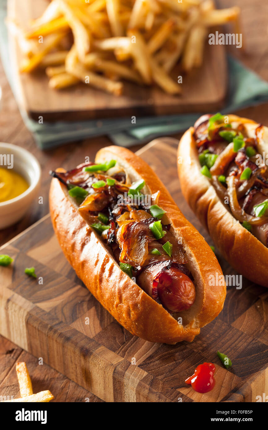 In casa pancetta avvolto Hot Dogs con cipolle e peperoni Foto Stock