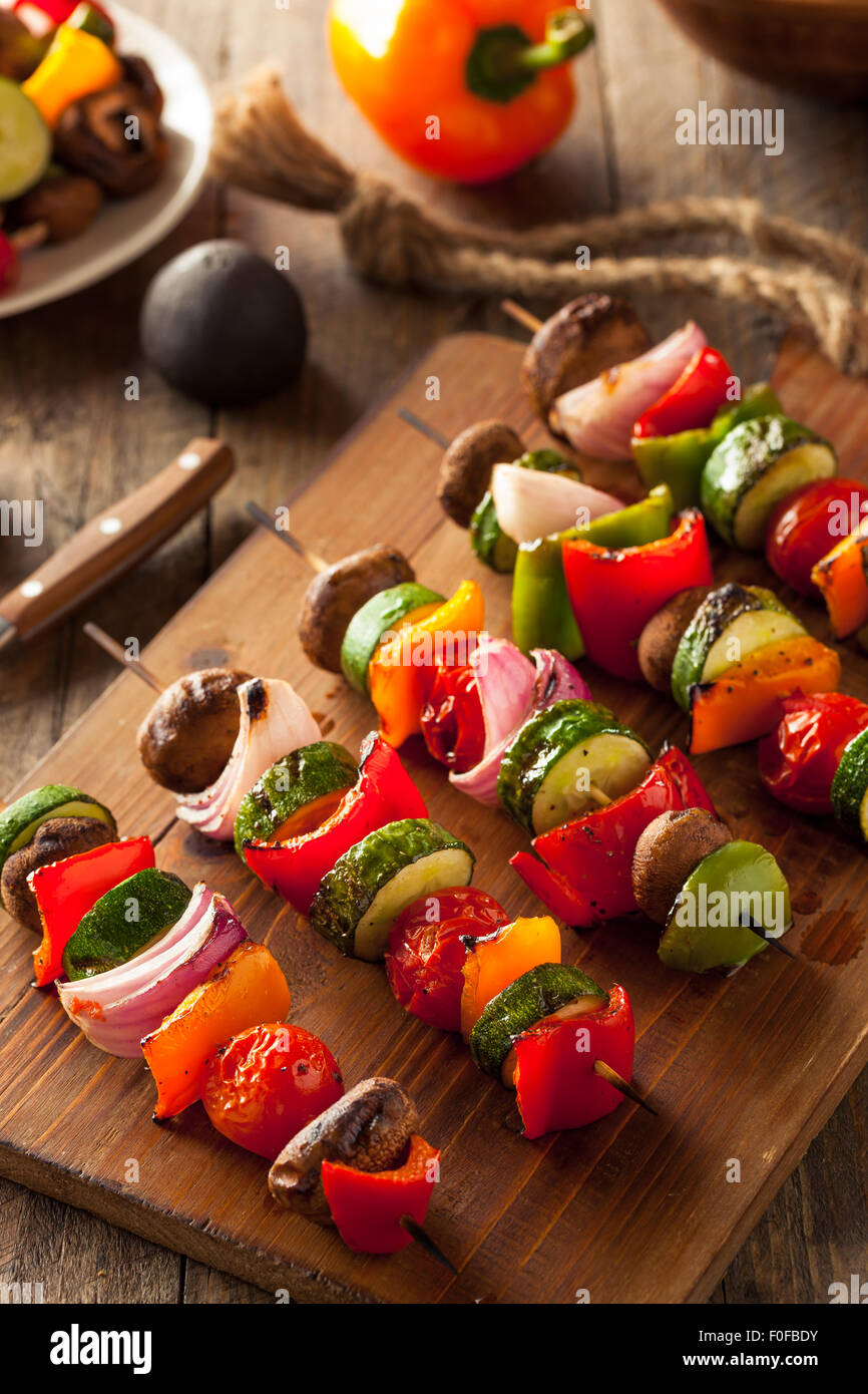 Organici vegetali casalinghe Shish Kababs con peperoni, cipolle e pomodori Foto Stock
