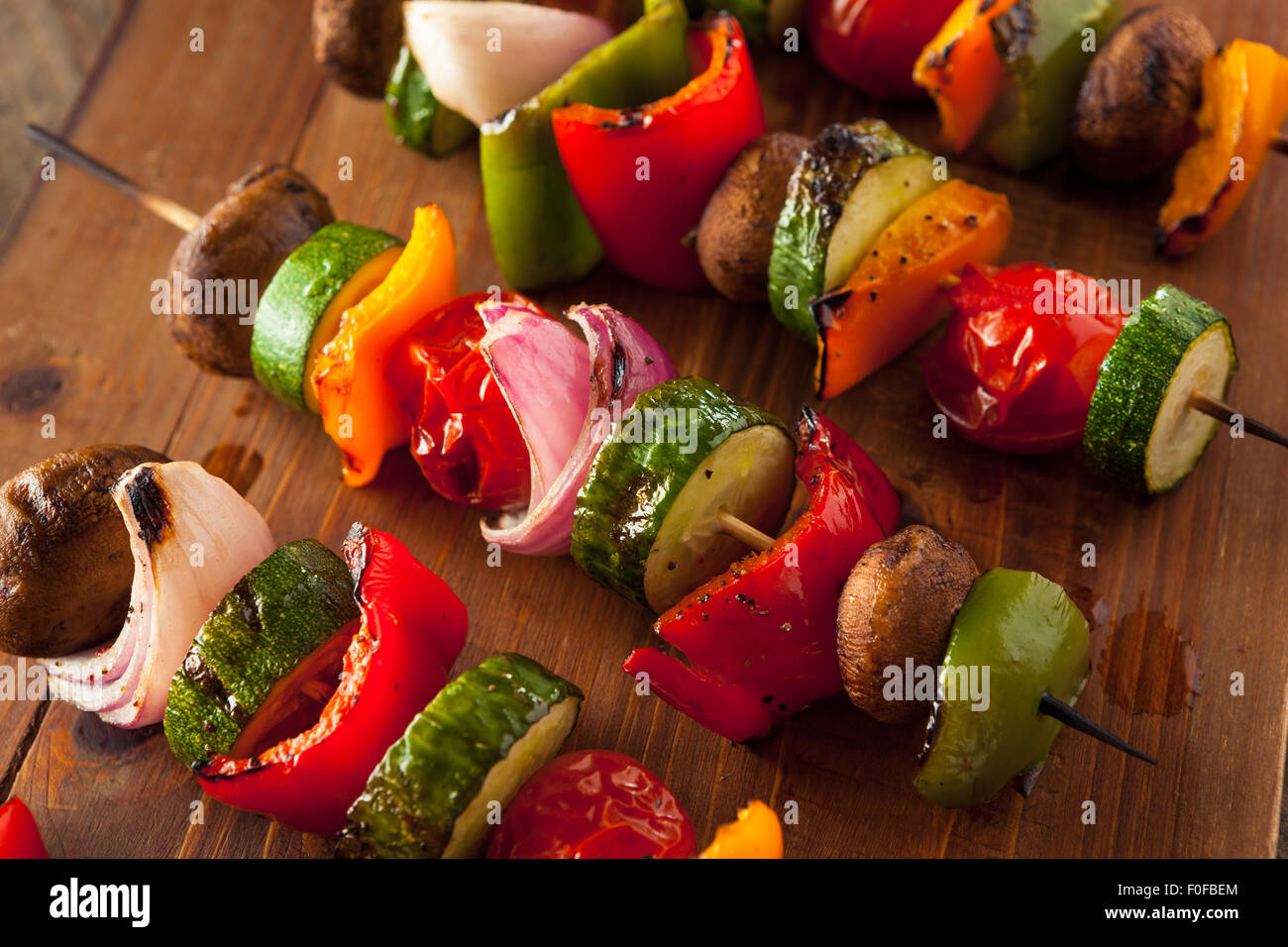 Organici vegetali casalinghe Shish Kababs con peperoni, cipolle e pomodori Foto Stock