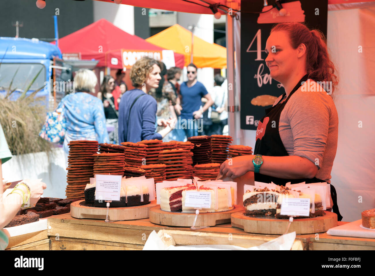Cookie e la torta in stallo il Southbank mercato dal Royal Festival Hall di Londra, Regno Unito Foto Stock
