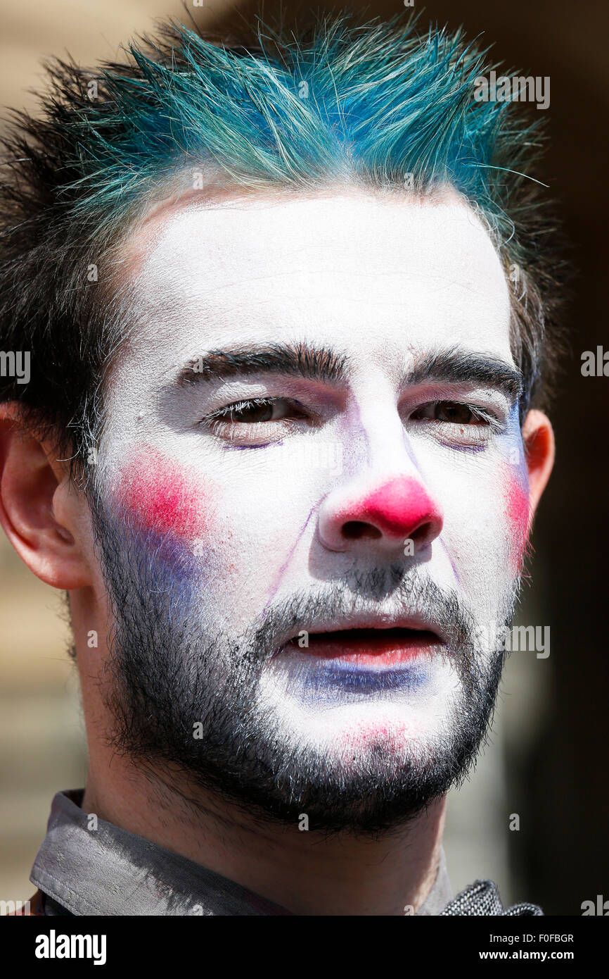 Nick Gilbert, un attore, pubblicità uno spettacolo teatrale a Edinburgh Fringe Festival e indossando il make-up per l'atto, Edimburgo, Foto Stock