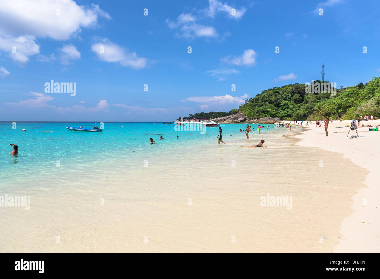 PHUKET, Tailandia - 30 Aprile 2015: i turisti sono godendo di acqua chiara a la spiaggia di Koh Miang è un isola di belle attrazioni Foto Stock