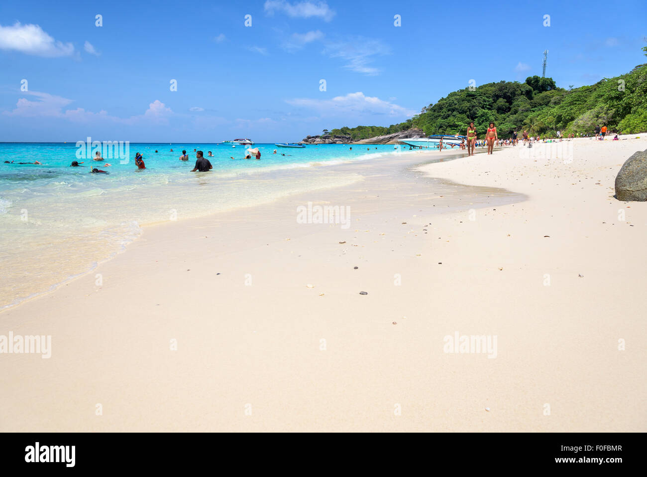 PHUKET, Tailandia - 30 Aprile 2015: i turisti sono godendo di acqua chiara a la spiaggia di Koh Miang è un isola di belle attrazioni Foto Stock