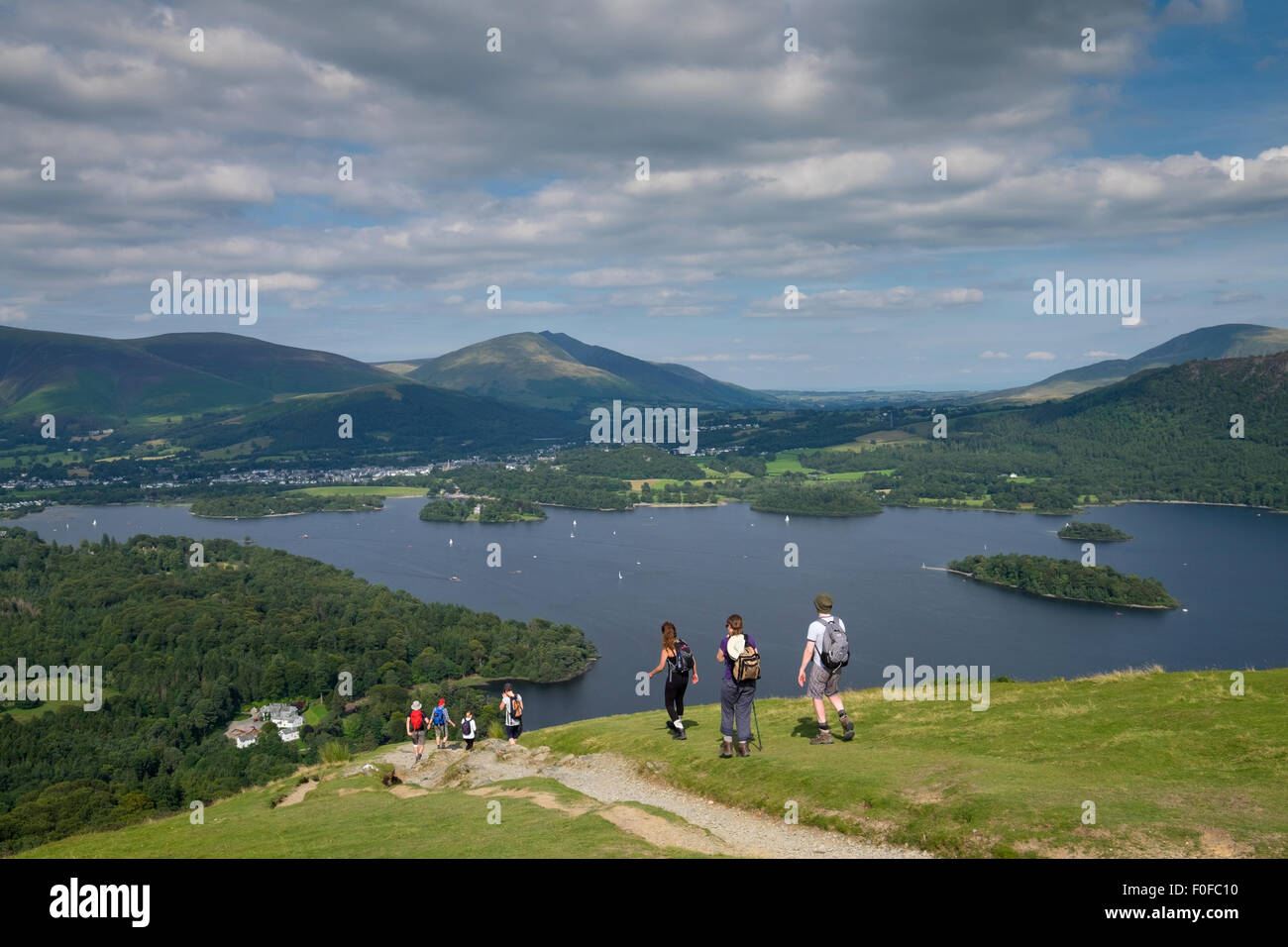 Il trekking prendere in vista di Derwentwater da Catbells cadde vicino a Keswick nel distretto del Lago Foto Stock