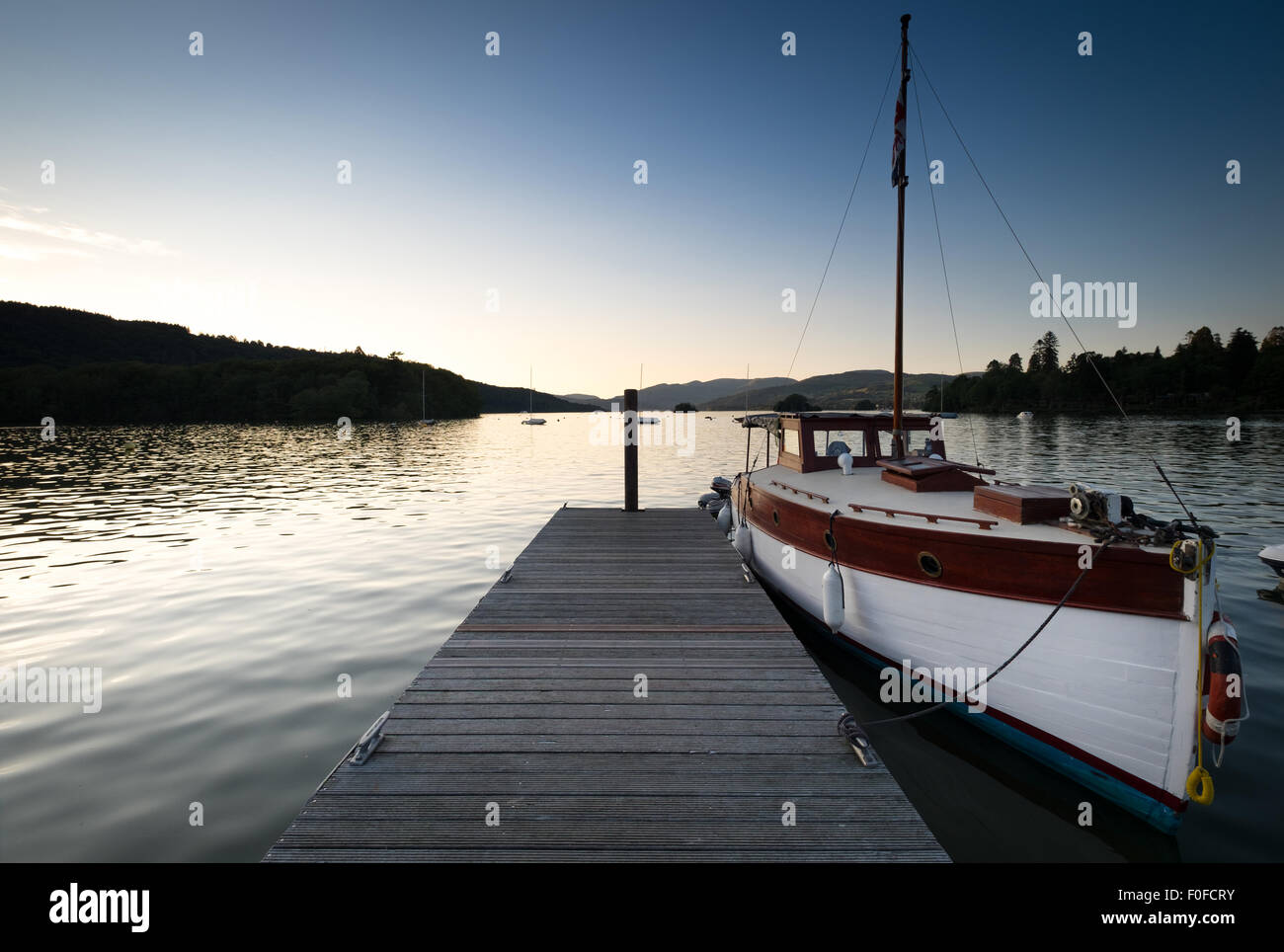Lago di Windermere nella foto al crepuscolo da Bowness-On-Windermere, Cumbria, Regno Unito Foto Stock