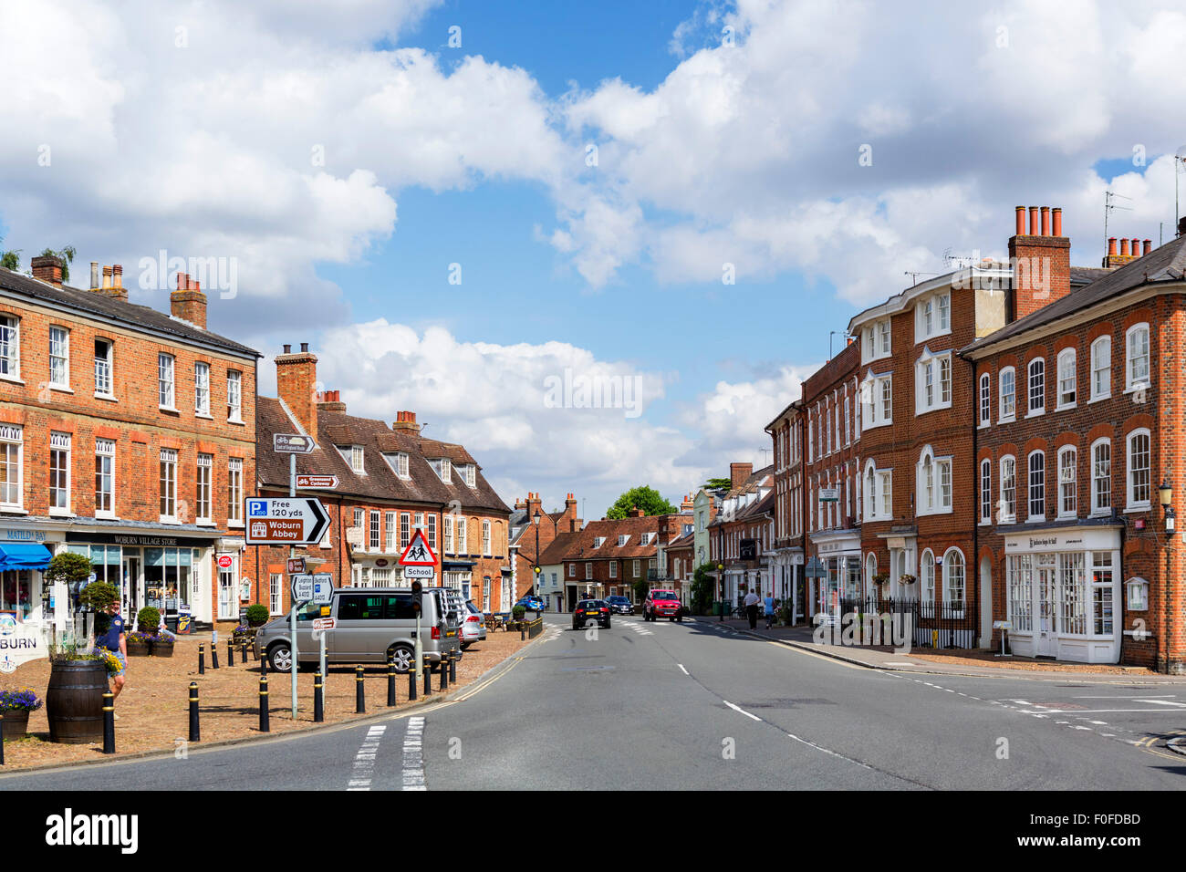 La High Street a Woburn, Bedfordshire, England, Regno Unito Foto Stock