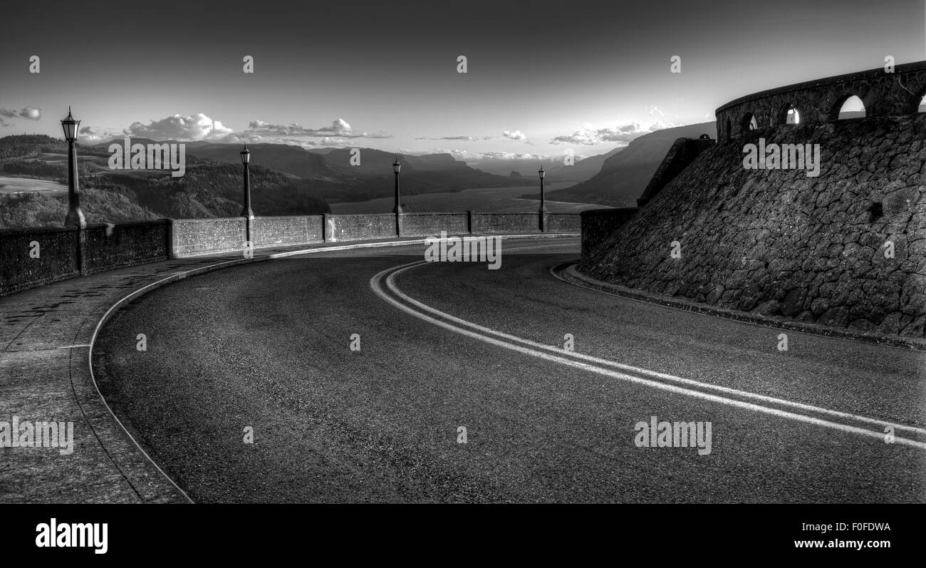 In bianco e nero che mostra due linee principali attorno ad una curva che si affaccia sul Columbia Gorge. Foto Stock