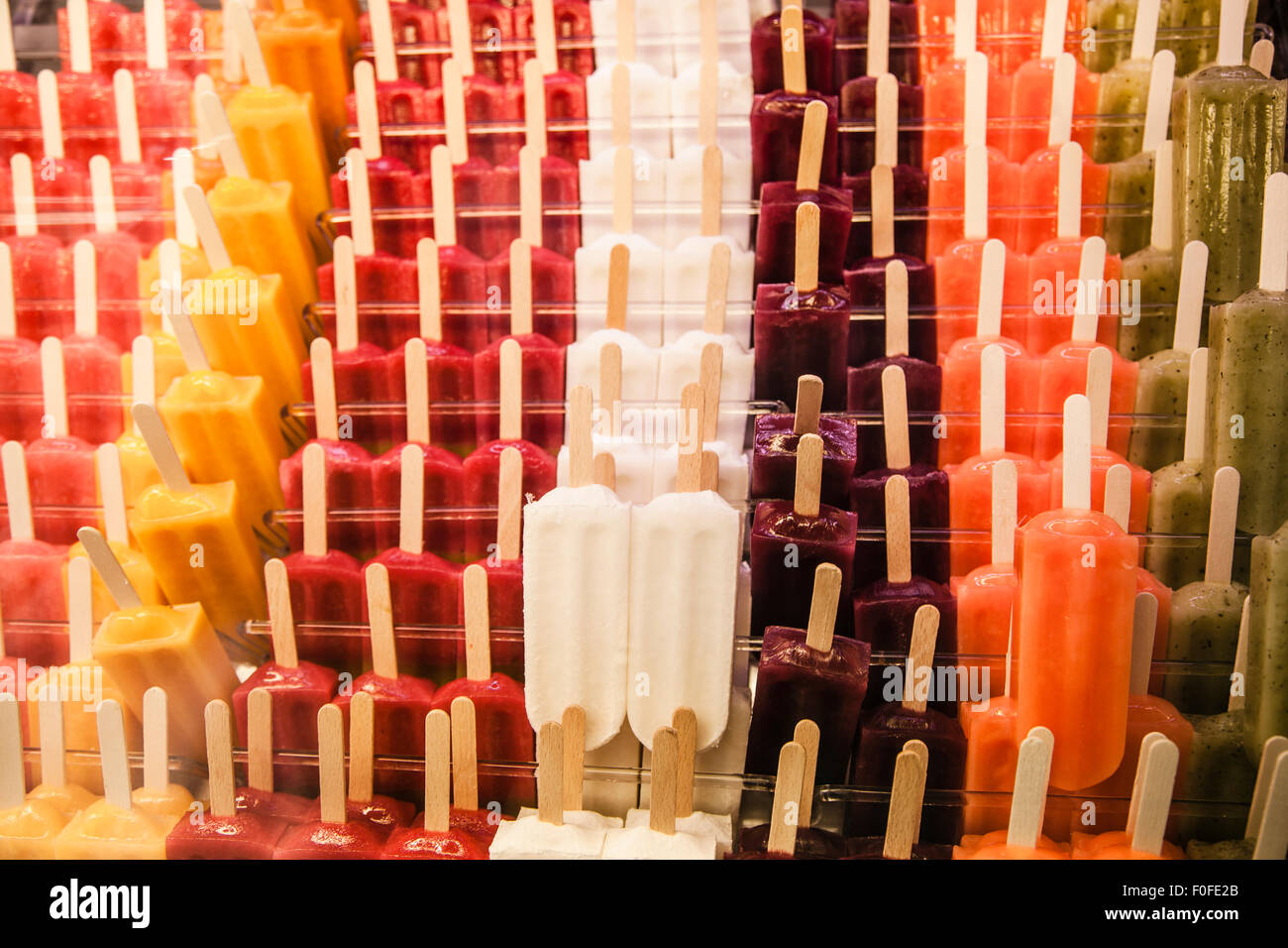 Molti ghiaccioli, sapori diversi presso La Boqueria, Barcellona Foto Stock