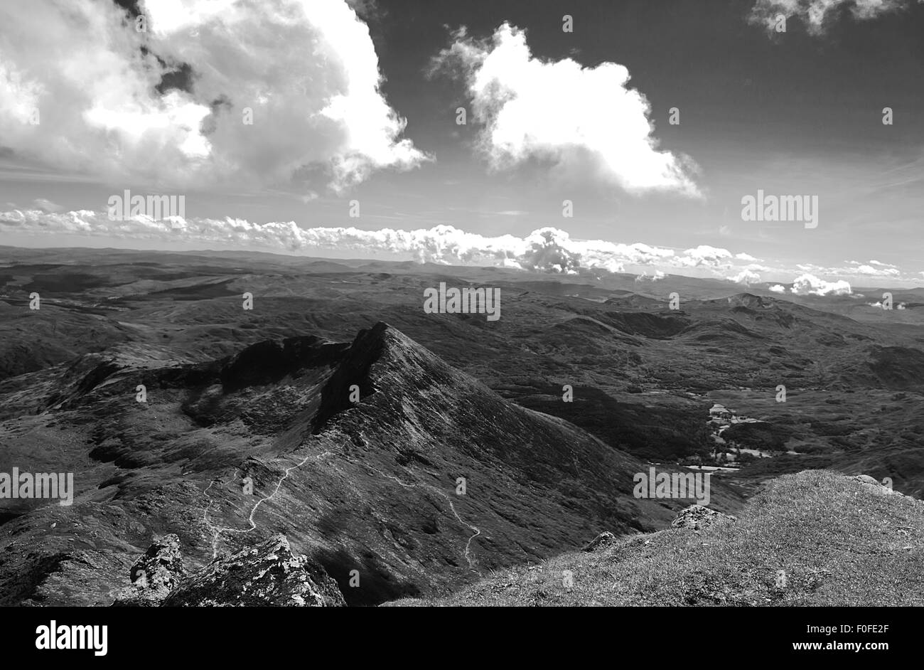 In bianco e nero eccezionali panorami del Monte Snowden e la circostante zona di Snowdonia. Foto Stock