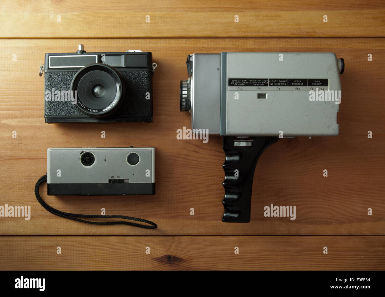 Collezione vintage di telecamere comprendente la pellicola e 8mm video Foto Stock