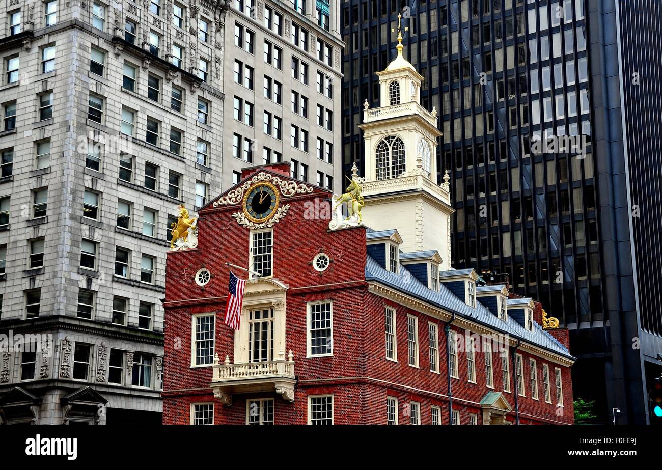 Boston, Massachusetts la storica 1713 Old State House all'angolo di stato e le strade di Washington Foto Stock