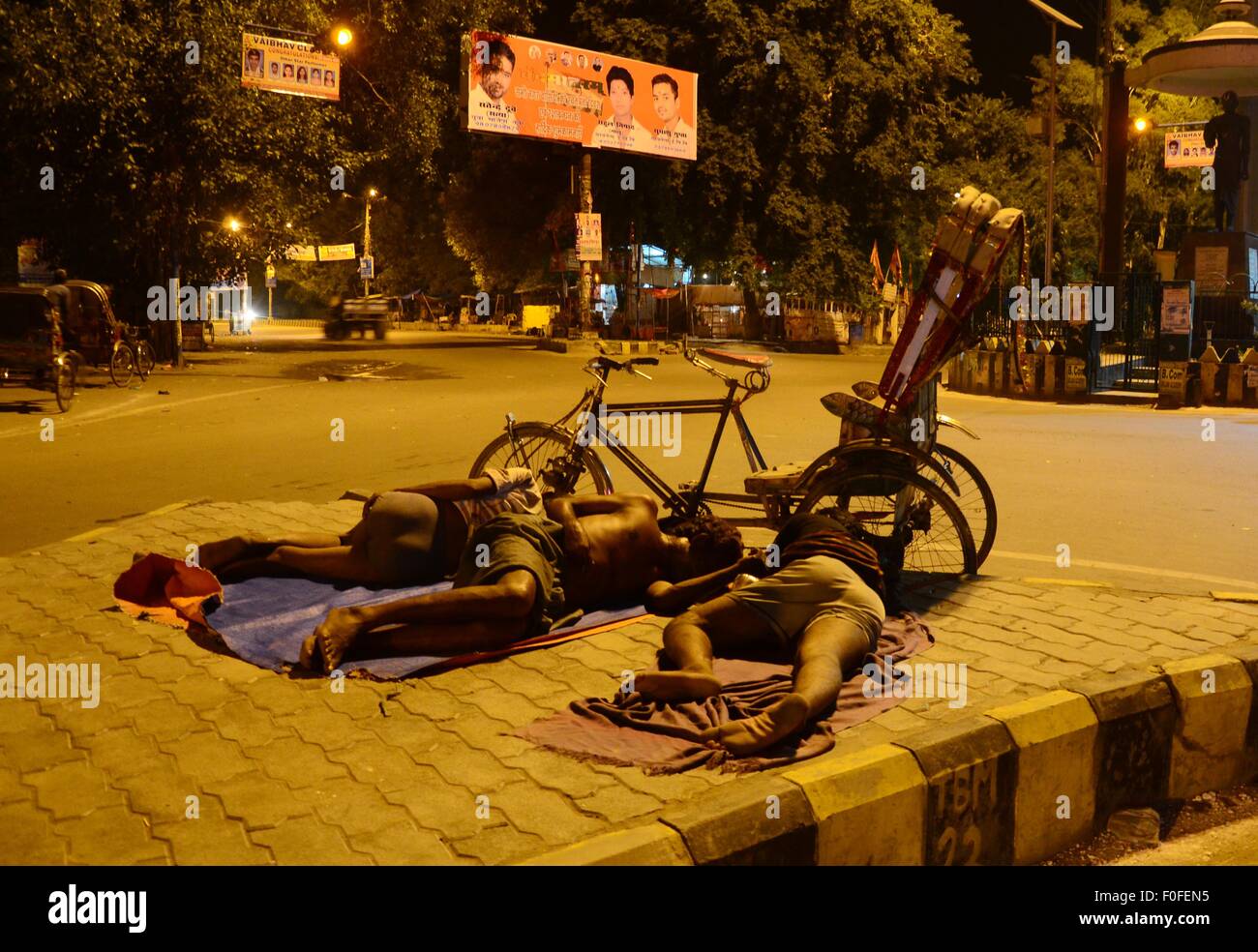 Di Allahabad, Uttar Pradesh, India. Il 15 agosto, 2015. Di Allahabad: persone ancora dormendo su un sentiero come la gente celebra il 69Giorno Di Indipendenza nella mattina, in Allahabad il 15-08-2015. foto di prabhat kumar verma © Prabhat Kumar Verma/ZUMA filo/Alamy Live News Foto Stock