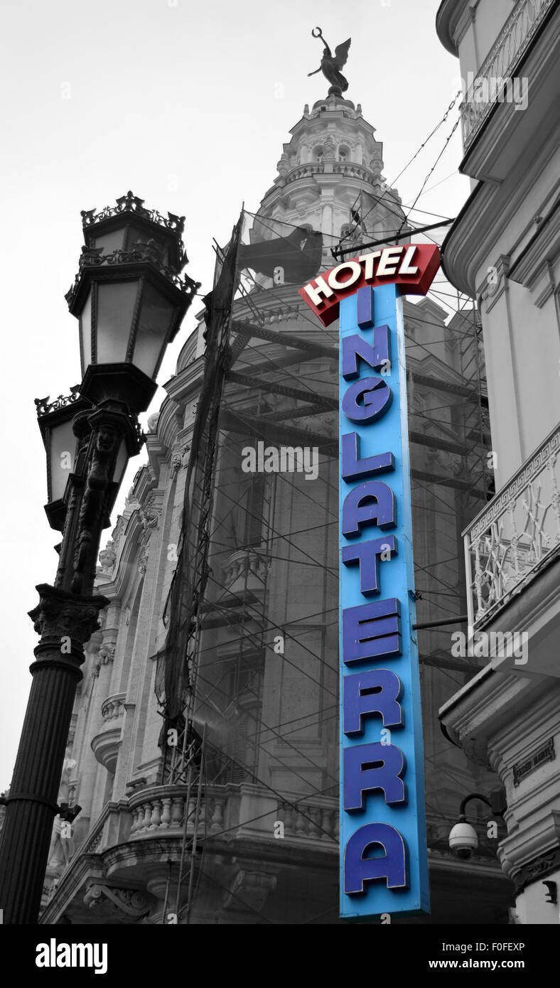 L'Hotel Inglaterra e di digital signage e fine torre di Palacio del centro Gallego in Havana, Cuba Foto Stock