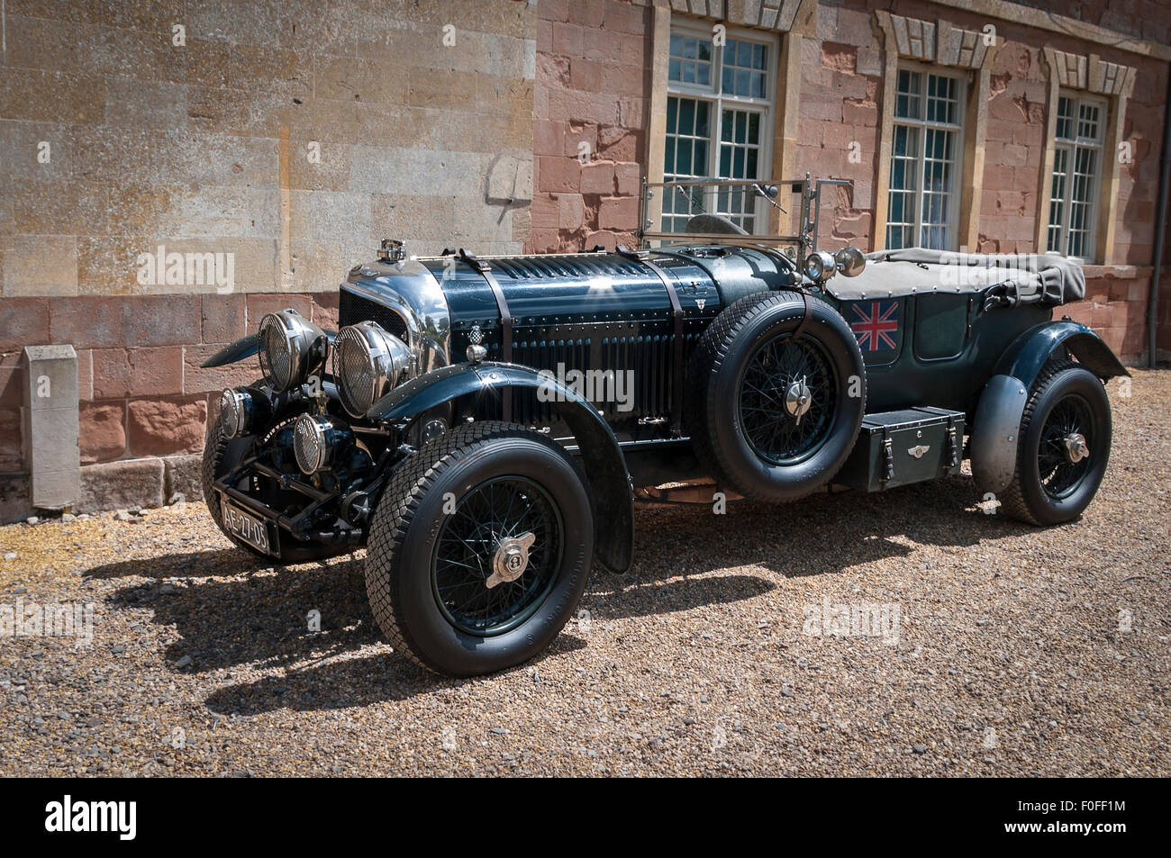 Veterano Bentley auto sportiva parcheggiata su una stradina di ghiaia. Foto Stock