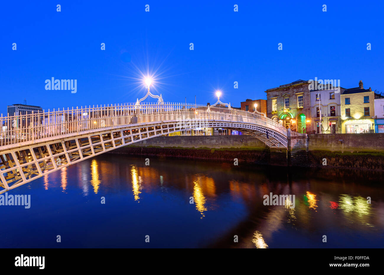 Il Penny Ha'penny Bridge, ufficialmente il Liffey Bridge, è un ponte pedonale costruito nel 1816 sul fiume Liffey a Dublino Foto Stock