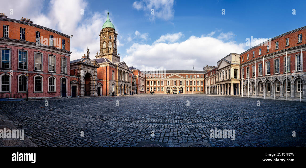 Il castello di Dublino è uno dei più famosi punti di riferimento di Dublino in Irlanda. Turisti in visita al cortile del castello di Dublino. Foto Stock