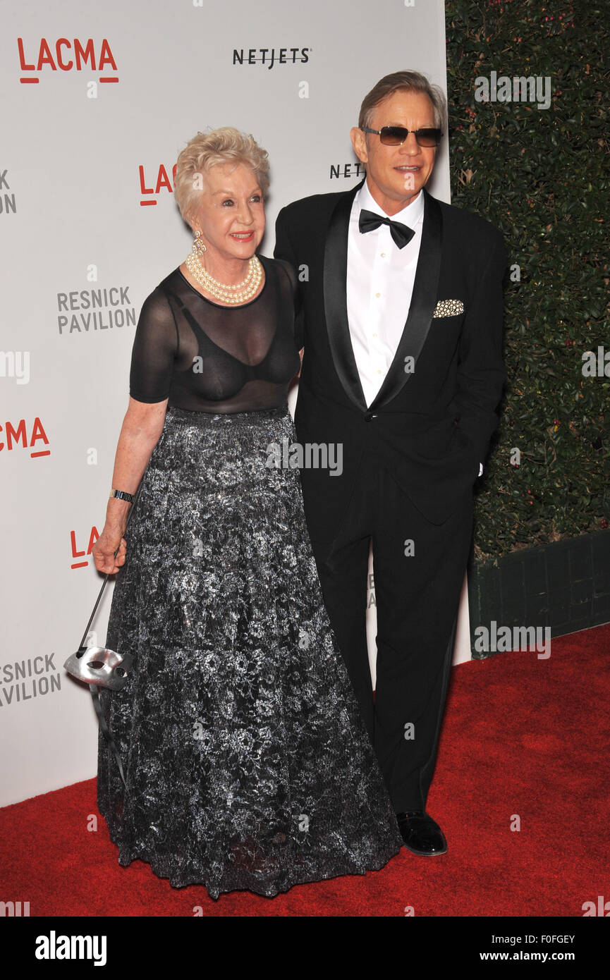 LOS ANGELES, CA - 25 settembre 2010: Michael York & moglie Pat a un beneficio a gala LACMA per l'apertura del Lynda & Stewart Resnick padiglione espositivo. Foto Stock