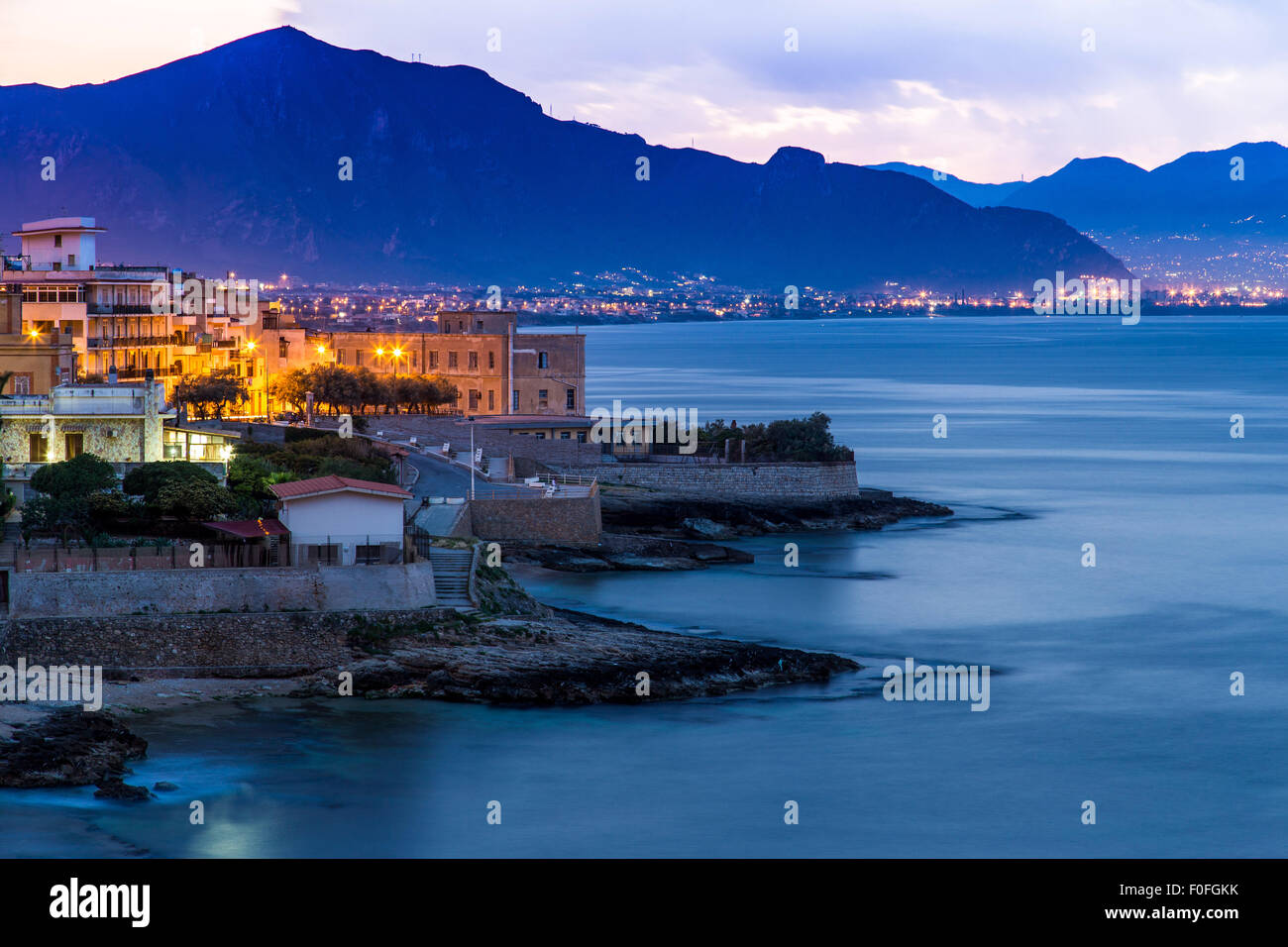 Città di Aspra vicino a Palermo, Sicilia all'alba Foto Stock