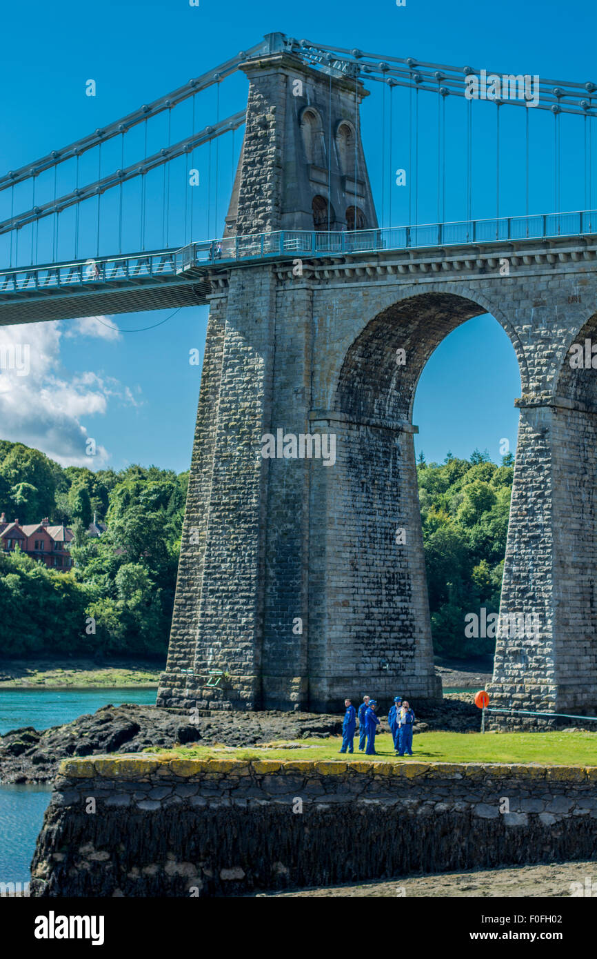 Vista del Menai Bridge , Anglesey, Galles del Nord, Regno Unito adottate il 8 agosto 2015. Foto Stock