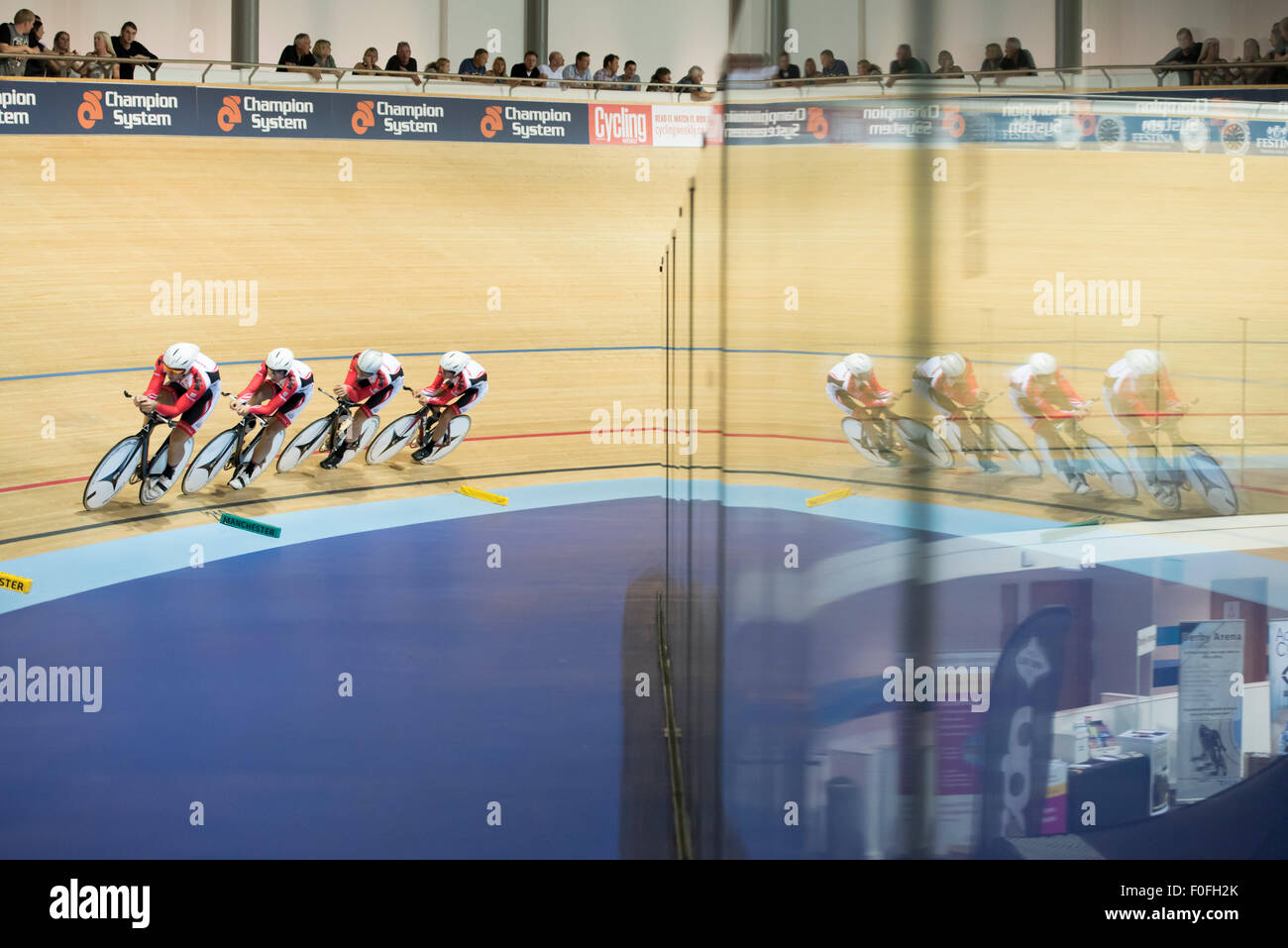 L'Austriaco uomini squadra team Pursuit compete nella rivoluzione serie a Derby Arena, Derby, Regno Unito il 14 agosto 2015. La rivoluzione è una serie professional via racing series con molti dei migliori del mondo via i ciclisti. Questo evento si svolge su 3 giorni dal 14-16 agosto 2015, è un importante evento di preparazione per il Rio 2016 Giochi Olimpici, consentendo britannico piloti di segnare punti qualificanti per i giochi. Foto Stock